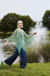 285-23 Modèle Wind-Kissed Poncho en Wool Addicts by Lang Yarns Footprints